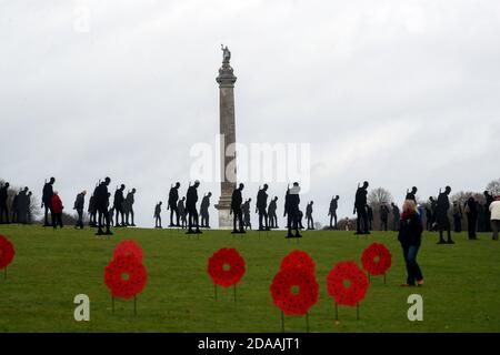 In Blenheim Palace Gardens in Woodstock, Oxfordshire, stehen Menschen unter zweihundert Silhouetten von Soldaten, die der Witney-Künstler Dan Barton geschaffen hat, um an die Kriegstoten am Waffenstillstandstag zu erinnern. Stockfoto