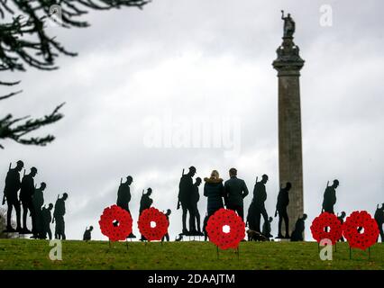 In Blenheim Palace Gardens in Woodstock, Oxfordshire, stehen Menschen unter zweihundert Silhouetten von Soldaten, die der Witney-Künstler Dan Barton geschaffen hat, um an die Kriegstoten am Waffenstillstandstag zu erinnern. Stockfoto