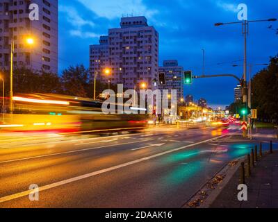 Nachtverkehr in einer Stadt. Städtisches Leben, öffentliche Verkehrsmittel Stockfoto