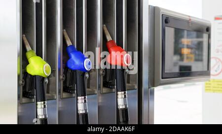 Benzin-Säule zum Tanken. Nahauffüllpistolen zum Tanken an einer Tankstelle Stockfoto