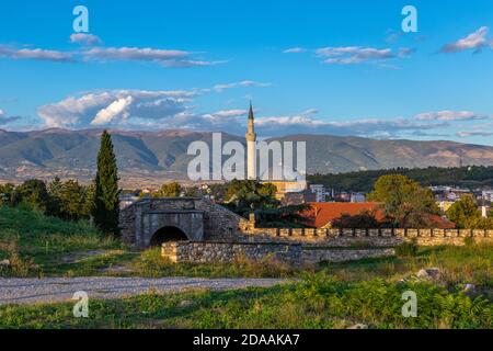 Blick auf Mustafa Paschas Moschee und Bergkette von der Festung Skopje, Skopje, Nord-Mazedonien Stockfoto