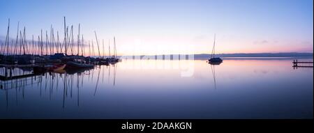 Geographie / Reisen, Deutschland, Bayern, Bernried, Morgendämmerung bei Marina von Bernried am Starnberger See, Obere B, Additional-Rights-Clearance-Info-not-available Stockfoto