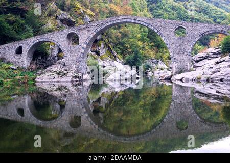 Teufelsbrücke ist dreigewölbte Brücke über den Fluss Arda in einer engen Schlucht Teil eines alten Straßensystems, Bulgarien. Stockfoto