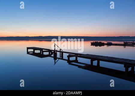 Geographie / Reisen, Deutschland, Bayern, Seeshaupt, Fußgängerbrücke am Starnberger See am Morgen, Seeshaupt, U, Additional-Rights-Clearance-Info-not-available Stockfoto