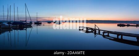 Geographie / Reisen, Deutschland, Bayern, Seeshaupt, Fußgängerbrücke am Starnberger See am Morgen, Seeshaupt, U, Additional-Rights-Clearance-Info-not-available Stockfoto