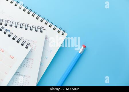 Deadline-Konzept mit Stapel von Kalender und Bleistift auf Farbe Hintergrund Stockfoto