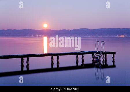 Geographie / Reisen, Deutschland, Bayern, Seeshaupt, Mondaufgang am winterlichen Starnberger See, Seeshaupt, Additional-Rights-Clearance-Info-not-available Stockfoto