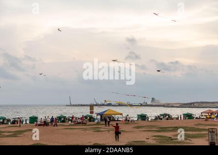 Colombo Sri Lanka 4.25.2018 Menschen fliegen Drachen Galle Fort Road Sonnenuntergang am Meer Stockfoto