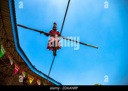 Ein Mädchen führt Straße Akrobatik durch Wandern auf engen Seil auf pushkar Kamel Festival. Stockfoto