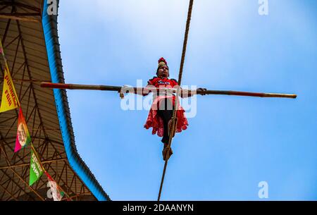 Ein Mädchen führt Straße Akrobatik durch Wandern auf engen Seil auf pushkar Kamel Festival. Stockfoto