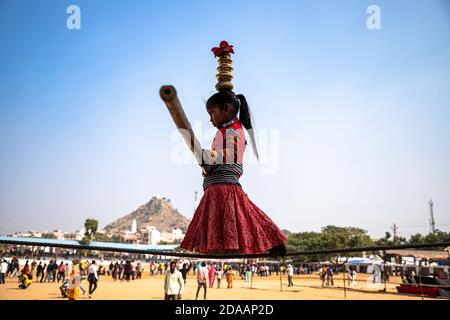 Ein Mädchen führt Straße Akrobatik durch Wandern auf engen Seil auf pushkar Kamel Festival. Stockfoto