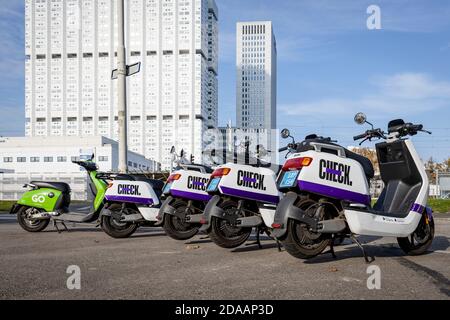 Eine Reihe von dockless Elektro-Scooter an der Ecke einer Rotterdam Straße, Übersichtsfoto. Stockfoto