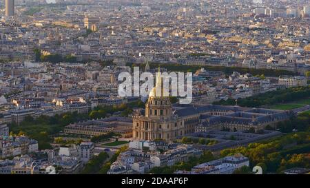 Majestätische Luftpanorama des dichten historischen Zentrums von Paris, Frankreich, mit Les Invalides Complex (Hôtel national des Invalides). Stockfoto