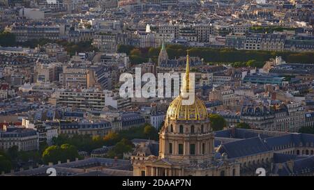 Nahaufnahme von der Spitze der berühmten Invalidendom mit der majestätischen goldfarbenen Kuppel im dichten historischen Zentrum von Paris. Stockfoto