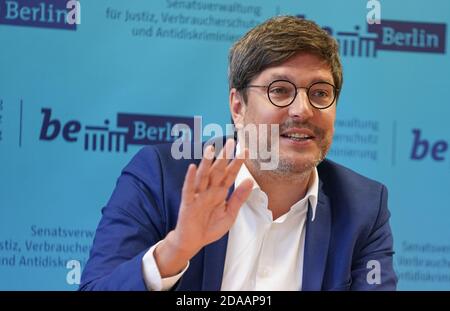 Berlin, Deutschland. November 2020. Dirk Behrendt (Bündnis 90/die Grünen), Justizsenator, spricht bei der Vorstellung des neuen Berliner Tierschutzbeauftragten Hermann. Quelle: Jörg Carstensen/dpa/Alamy Live News Stockfoto