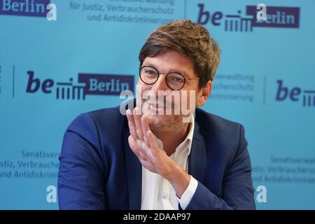 Berlin, Deutschland. November 2020. Dirk Behrendt (Bündnis 90/die Grünen), Justizsenator, spricht bei der Vorstellung des neuen Berliner Tierschutzbeauftragten Hermann. Quelle: Jörg Carstensen/dpa/Alamy Live News Stockfoto