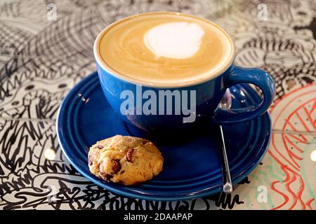 Tasse Cappuccino Kaffee mit einem Schokoladenkeksen Stockfoto