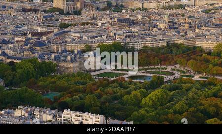 Schöne Luftpanoramabsicht auf den berühmten Park Jardin du Luxembourg mit historischem Palais Luxemburg und verfärbten Bäumen im Frühherbst. Stockfoto