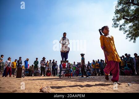 Zwei Mädchen führt Straßentanz oder Show auf pushkar Kamel Festival für Geld zu verdienen. Stockfoto