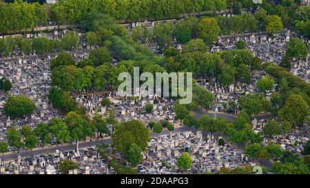 Nahaufnahme des Montparnasse Friedhofs (Cimetiere du Montparnasse), zweitgrößter Friedhof in Paris, Frankreich, mit einer großen Anzahl von Grabsteinen. Stockfoto