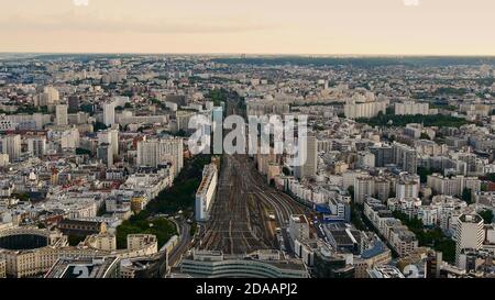 Luftaufnahme des östlichen Teils des historischen Stadtzentrums von Paris, Frankreich mit Bahngleisen, die zum Bahnhof Gare Montparnasse führen. Stockfoto