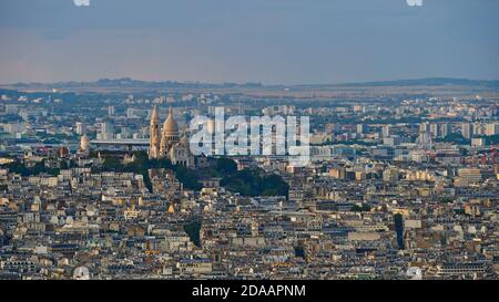 Nahaufnahme Luftpanorama des Montmartre Hügels im Norden des historischen Zentrums von Paris, Frankreich mit der berühmten weißen Kathedrale Sacre-Coeur. Stockfoto