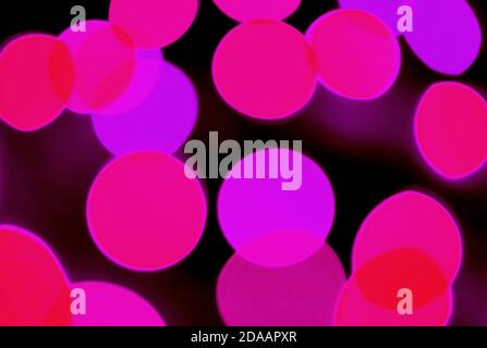 Abstrakt verschwommen Hot Pink und Lila Farbe beleuchtet Licht spritzt Auf dunklem Hintergrund Stockfoto
