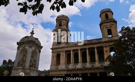 Vorderansicht der Spitze der Kirche Saint-Sulpice, einer römisch-katholischen Kirche im historischen Zentrum von Paris, Frankreich und zweitgrößte Kirche der Stadt. Stockfoto