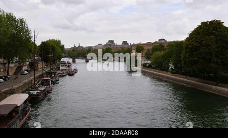 Panoramablick auf die seine im historischen Zentrum von Paris, Frankreich mit Booten, die am Flussufer anlegen, Fußgängerbrücke Pont des Arts Stockfoto