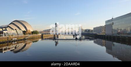 Ein flacher ruhiger Fluss Clyde, der seinen Weg durch das Zentrum von Glasgow mit seinen vielen Sehenswürdigkeiten wie Bell's Bridge, Finnieston Crane und Armadillo macht. Stockfoto