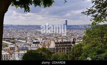 Schöner Panoramablick über die historische Innenstadt von Paris, Frankreich von einem Aussichtspunkt mit Bäumen auf dem Hügel Montmartre im Norden der Stadt. Stockfoto