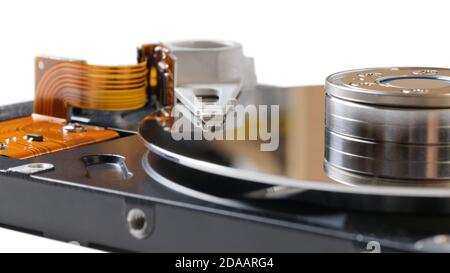 Im Inneren des geöffneten Festplattenlaufwerks (HDD). Isoliert auf Weiß. Stockfoto