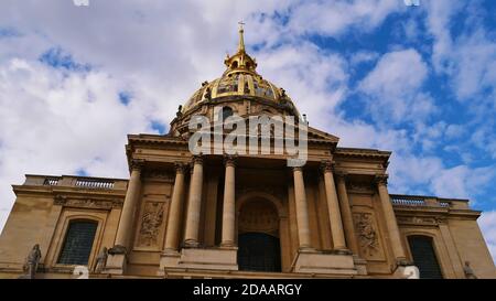 Vorderansicht der historischen Kathedrale Les Invalides in Paris, Frankreich, Grab von Napoleon Bonaparte, mit der majestätischen goldfarbenen Kuppel. Stockfoto