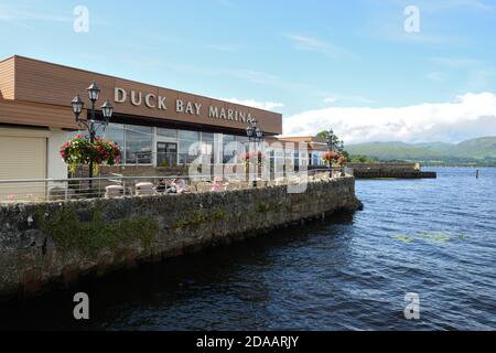 Das Restaurant des Duck Bay Marina Hotels bietet einen Sitzbereich im Freien mit Blick auf Loch Lomond, Schottland, Großbritannien und Europa Stockfoto