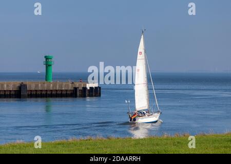 Geographie / Reisen, Deutschland, Schleswig-Holstein, Büsum, Segelboot an der Hafeneinfahrt, Büsum, Dithma, Additional-Rights-Clearance-Info-not-available Stockfoto