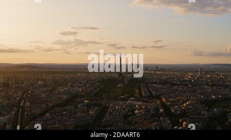 Majestätische Luftpanorama des historischen Zentrums von Paris, Frankreich mit beliebten Tour Eiffel, Gartenbereich Champ de Mars und Wolkenkratzer von La Defense. Stockfoto