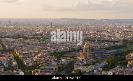 Atemberaubende Luftpanorama Blick auf das dichte historische Zentrum von Paris, Frankreich, mit berühmten Kathedrale Les Invalides und Denkmal Arc de Triomphe. Stockfoto