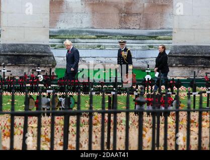 London, Großbritannien 11. Nov 2020 Premierminister Boris Johnson geht durch das Feld der Erinnerung, nachdem er am Gedenktag in Westminster Abbey teilgenommen hat. Stockfoto