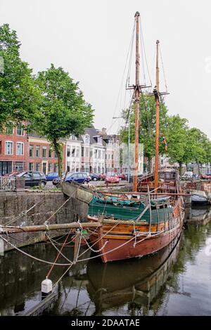 Lagerhäuser und alte Segelschiffe vertäuten am Noorderhaven Kanal (Nordhafen) in Groningen, Niederlande. Stockfoto