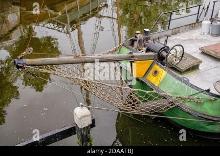 Lagerhäuser und alte Segelschiffe vertäuten am Noorderhaven Kanal (Nordhafen) in Groningen, Niederlande. Stockfoto