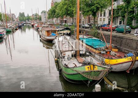 Lagerhäuser und alte Segelschiffe vertäuten am Noorderhaven Kanal (Nordhafen) in Groningen, Niederlande. Stockfoto