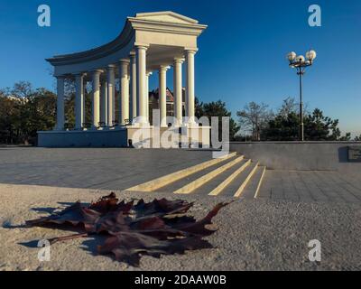 Tschernomorsk, Ukraine 2020. Kolonnade in Tschernomorsk Stadt an einem sonnigen Herbstmorgen. Stockfoto