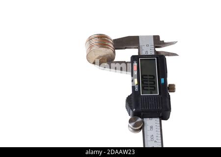 Stapel von Münzen mit einem Bremssattel gemessen. Geringer Fokus. Isoliert auf Weiß. Stockfoto