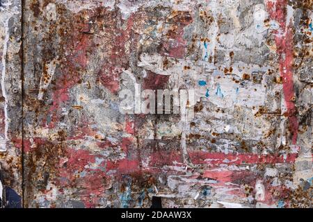 Old Urban Street Reklametafel Mit Zerrissenen Postern Und Aufklebern. Bunte zerrissene Plakate auf grunge alte Wand Stockfoto