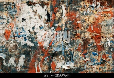 Old Urban Street Reklametafel Mit Zerrissenen Postern Und Aufklebern. Bunte zerrissene Plakate auf grunge alte Wand Stockfoto