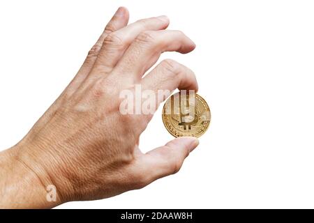 Eine mans Hand mit einem goldenen Bitcoin - Symbol der internationalen virtuellen Kryptowährung. Isoliert auf Weiß. Stockfoto