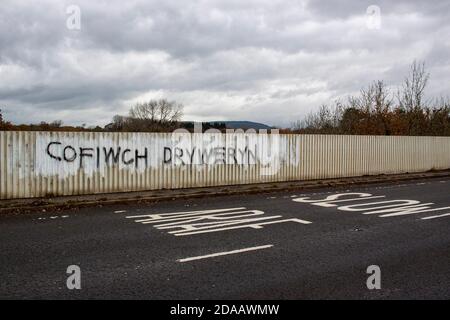 Cardiff, Wales, Großbritannien. November 2020. Eine Nachricht lautet: 'Cofiwch Dryweryn' - Denken Sie an Tryweryn auf einer Brücke in der Nähe von Hensol, Wales. Kredit: Lewis Mitchell Stockfoto