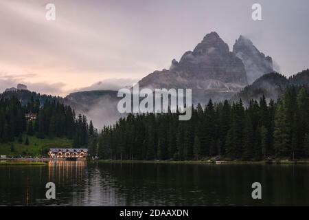 Blick auf Misurina See und drei Gipfel des Lavaredo bei Sonnenuntergang, Auronzo di Cadore Stockfoto