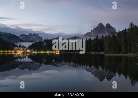 Blick auf Misurina See und drei Gipfel des Lavaredo bei Sonnenuntergang, Auronzo di Cadore Stockfoto