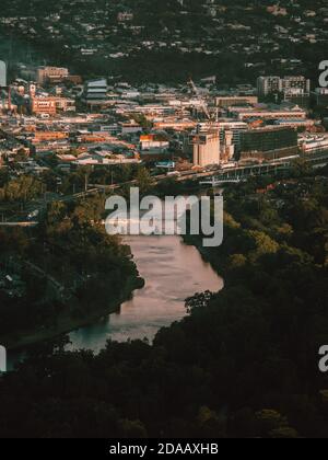 Einige Dächer und ein Fluss in einem Stadtbild in Melbourne, Australien aufgenommen Stockfoto